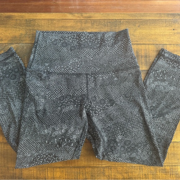 Lululemon size 4 leggings excellent condition! #lululemon - Picture 3 of 3